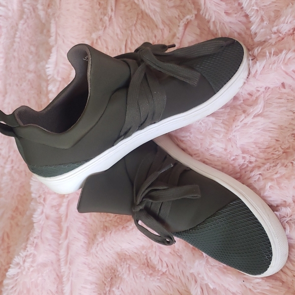 Steve Madden Lancer Sneaker - Picture 1 of 4
